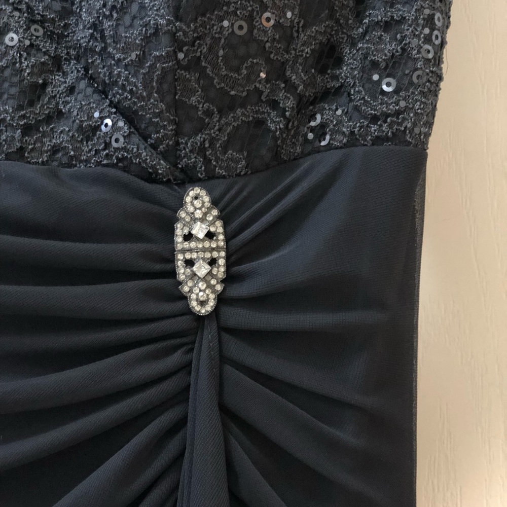 Formal dress - Picture 3 of 5